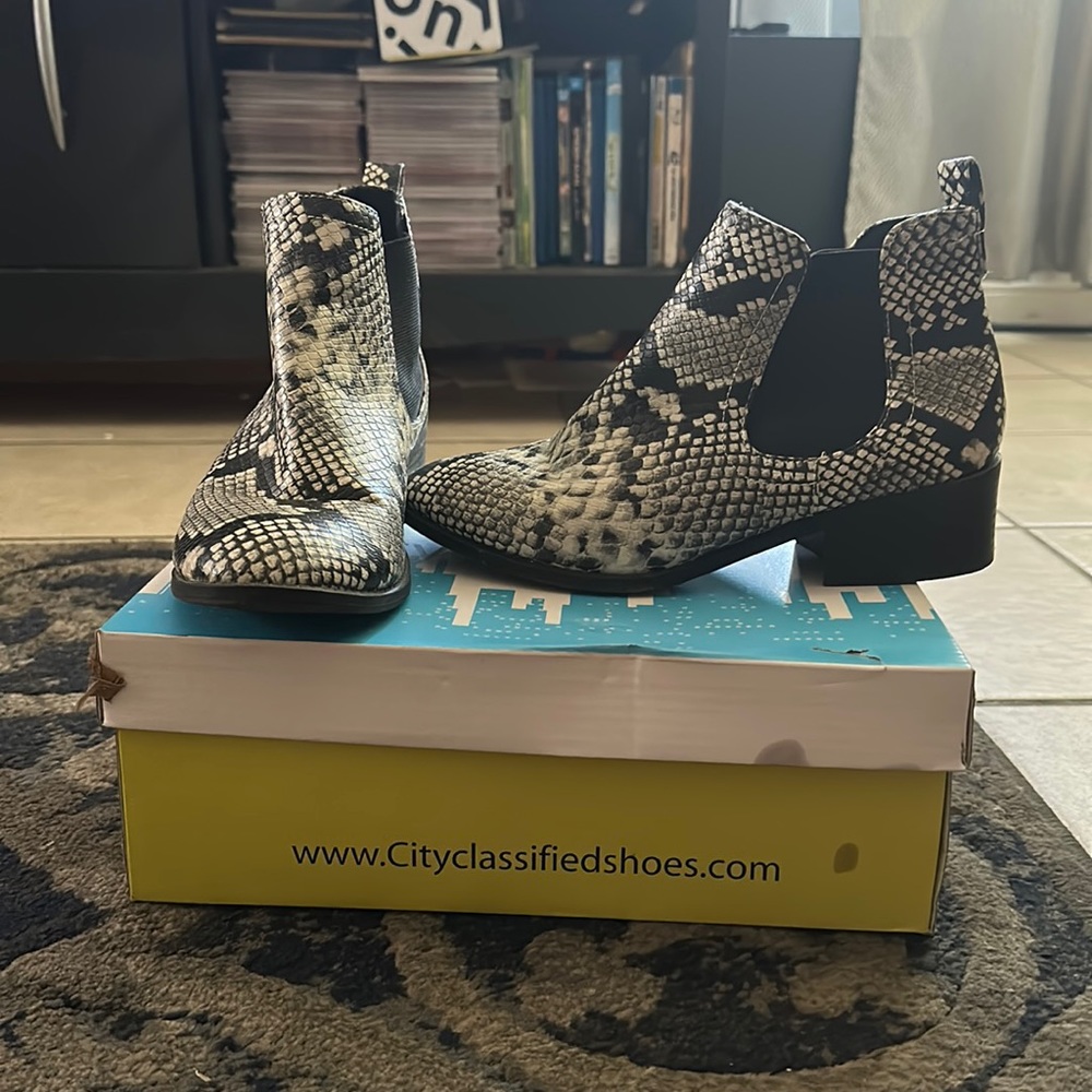 Women booties, python, size 6